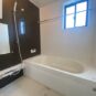 風呂 木目のアクセントパネルが施され、落ち着きのあるお風呂です。小窓もあり換気などにも配慮しています。