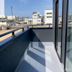 奥行きのある南向きバルコニー。