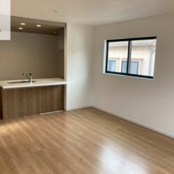 16帖のリビングはキッチンと一体感のある空間です。居間