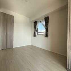 LDK横の洋室にも収納あり♪角部屋なので明るさも確保できます♪洋室