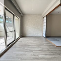 明るい室内は太陽の光が差し込みます！TV背面一面にはエコカラット♪居間