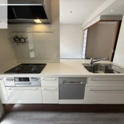 ガスコンロ３口付、食洗器付きです♪キッチン