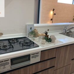 パントリー付きで便利なキッチンです。キッチン