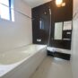 風呂 木目のアクセントパネルが施され、落ち着きのあるお風呂です。小窓もあり換気などにも配慮しています。